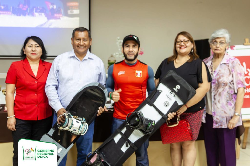 Puede ser una imagen de 5 personas, patineta y texto
